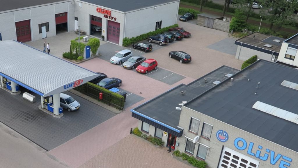 Luchtfoto van het terrein van Olijve Auto's