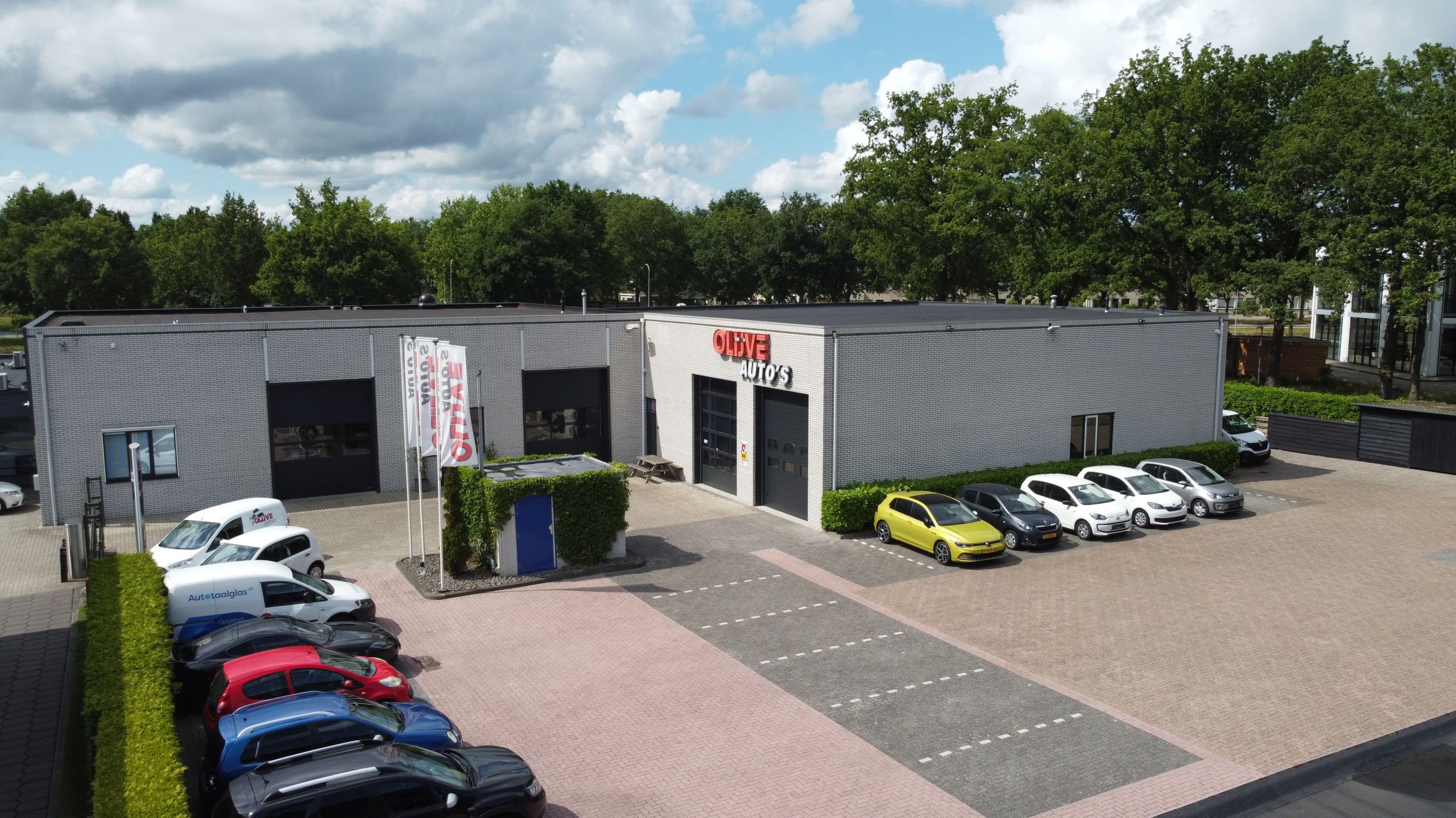 Luchtfoto van het terrein van Olijve Auto's